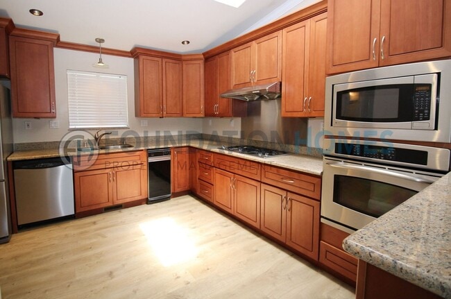 Building Photo - Hillside Fairfax Townhouse | Valley Views, 4BD + Office - FOUNDATION