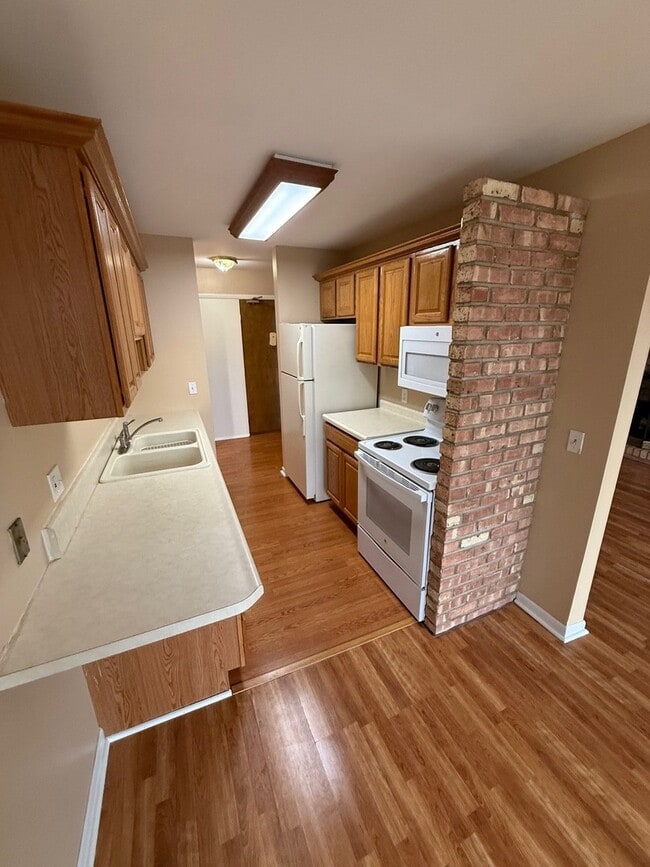 Building Photo - 5500 Hillcrest Ln