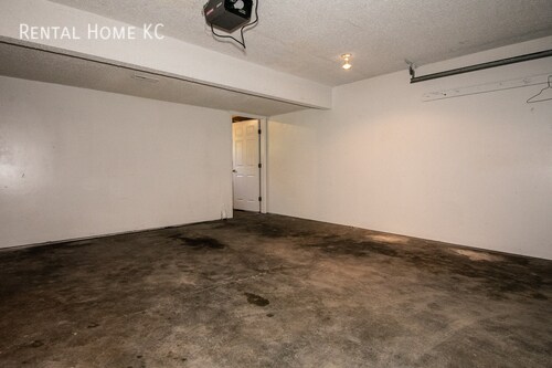 Building Photo - 3-bed 2-full-bath Duplex w/Double Garage  ...