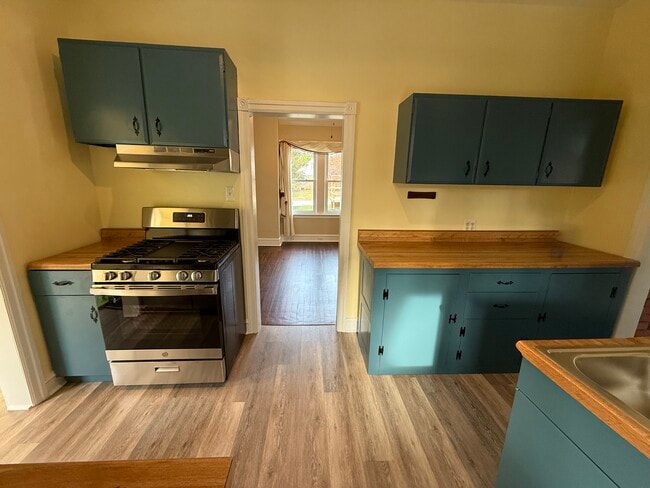 Building Photo - 860 Church St