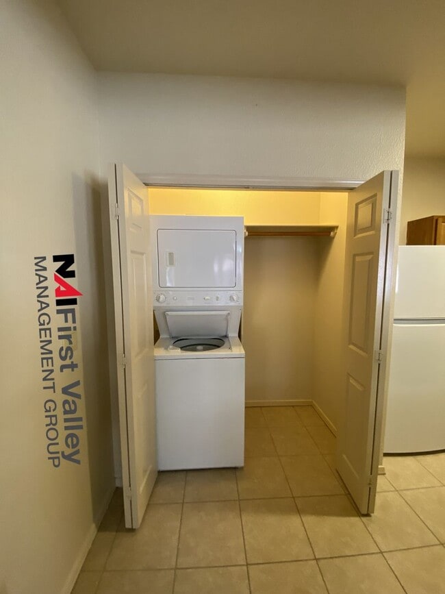 Building Photo - 1 Bedroom, 1 Bath