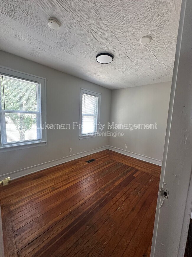 Building Photo - 1512 S Burdick St