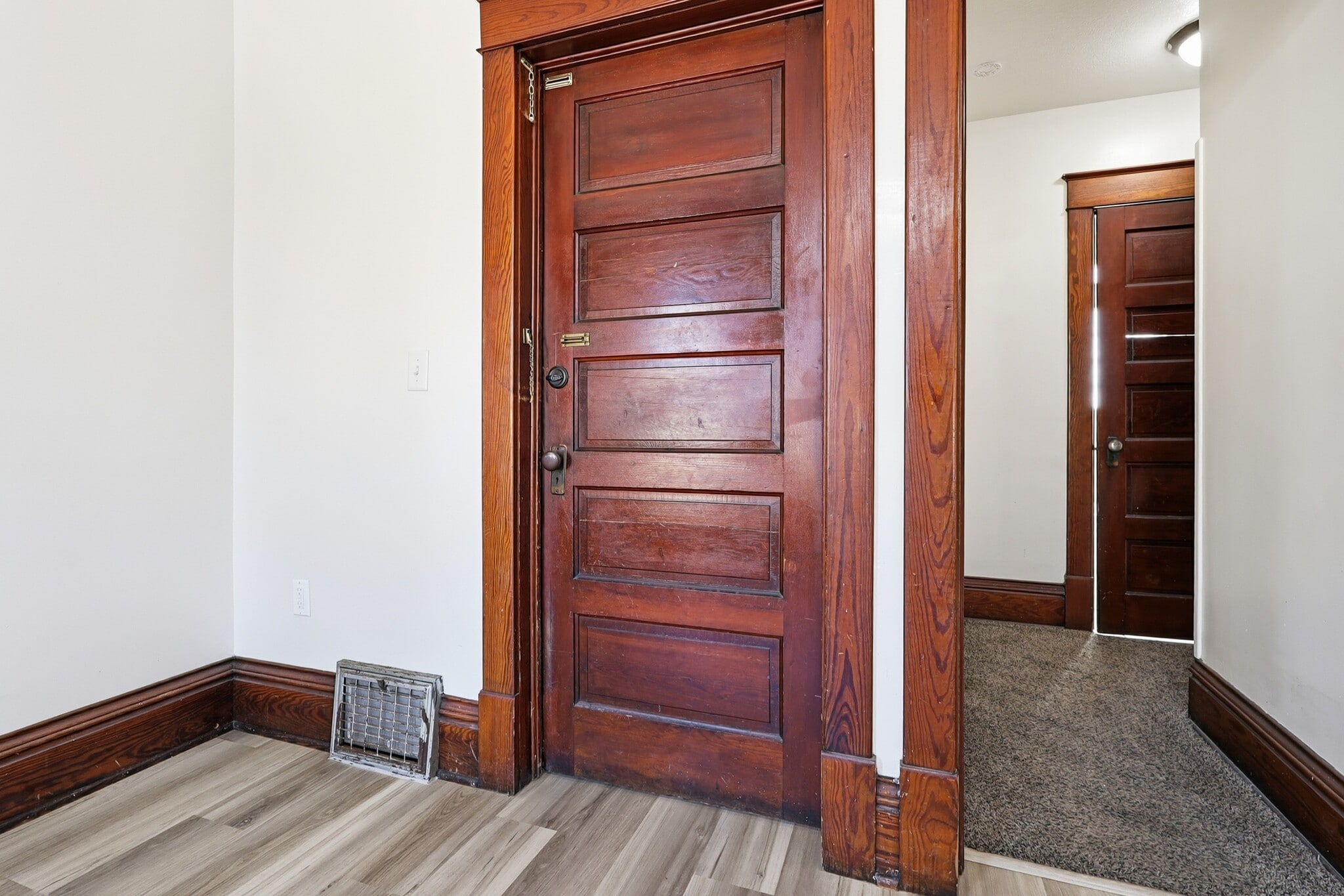 Building Photo - 104 Jessamine Ave W