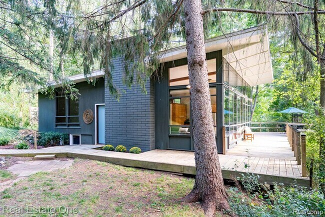 Building Photo - 3954 N Ellamae Rd