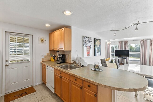 Building Photo - FURNISHED SHORT TERM RENTAL - 3 Bed / 2 Ba...