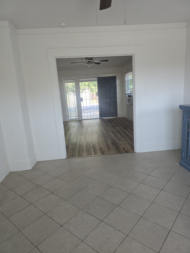 Building Photo - 2516 E Clay Ave
