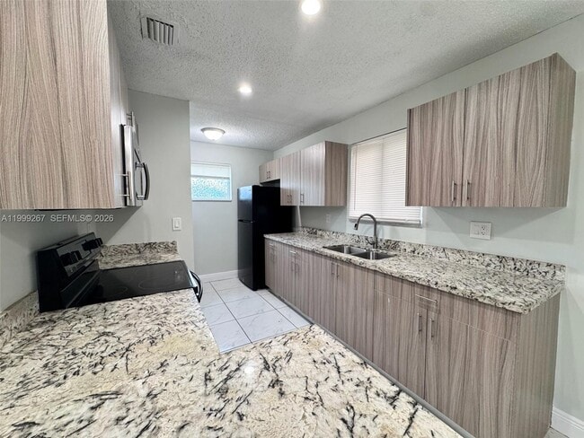 Building Photo - 206 NW 5th Ave