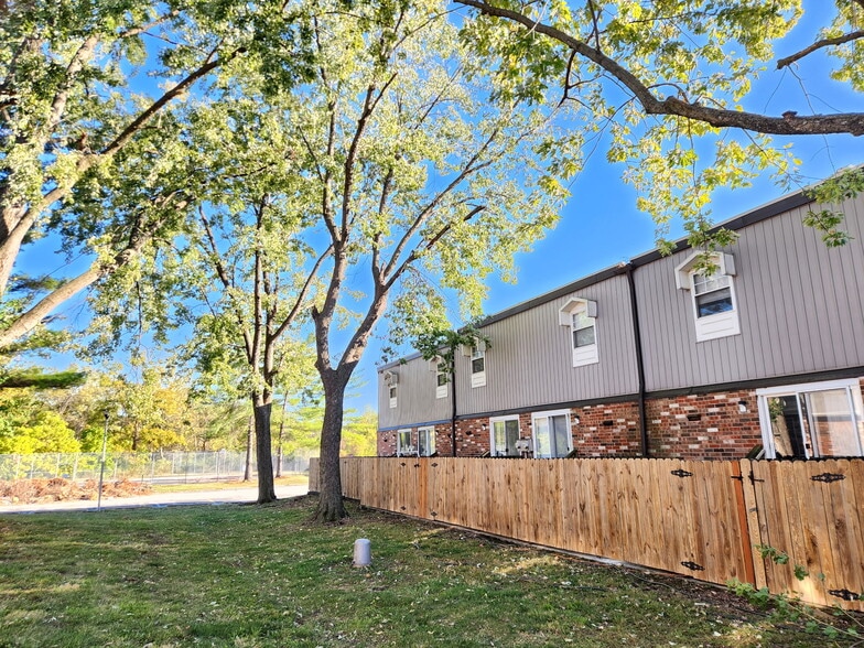 Primary Photo - Chez Paree Apartments and Townhomes