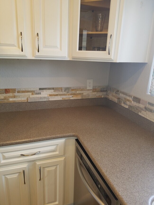 Building Photo - Gorgeous 2 bed 2 bath nestled in heart of Mission Viejo