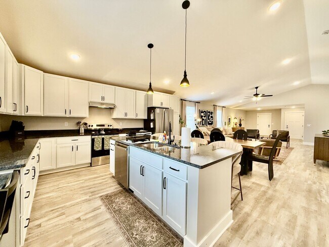 Building Photo - New 5BR Retreat With Hot Tub 2 Living Areas WC, OH