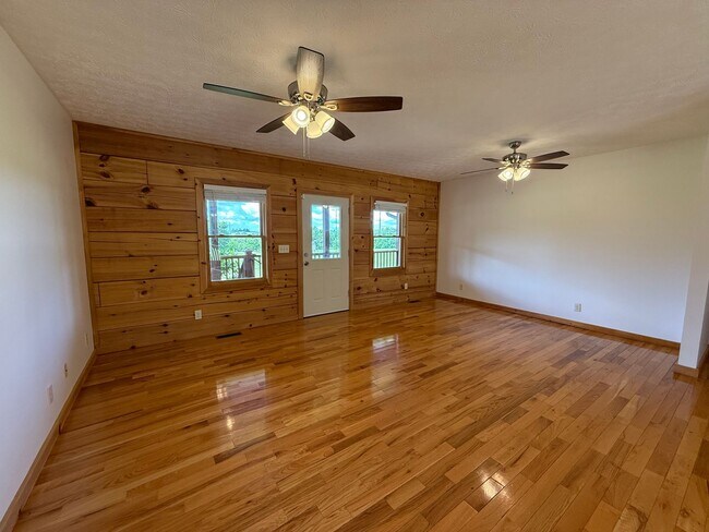 Building Photo - 1404 Maple Ln