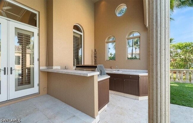 Building Photo - 550 21st Ave S