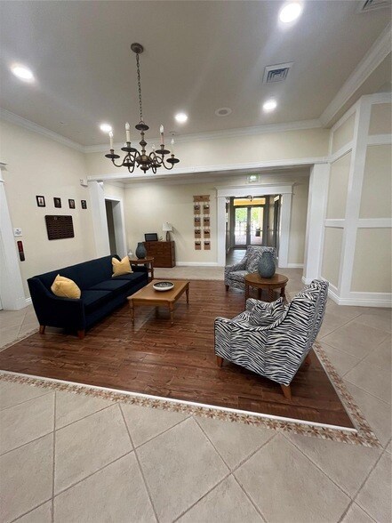 Building Photo - 879 SW Pebble Ln