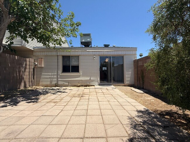 Building Photo - Tempe, Guadalupe and Rural, 2 bed 2 bath single story end unit