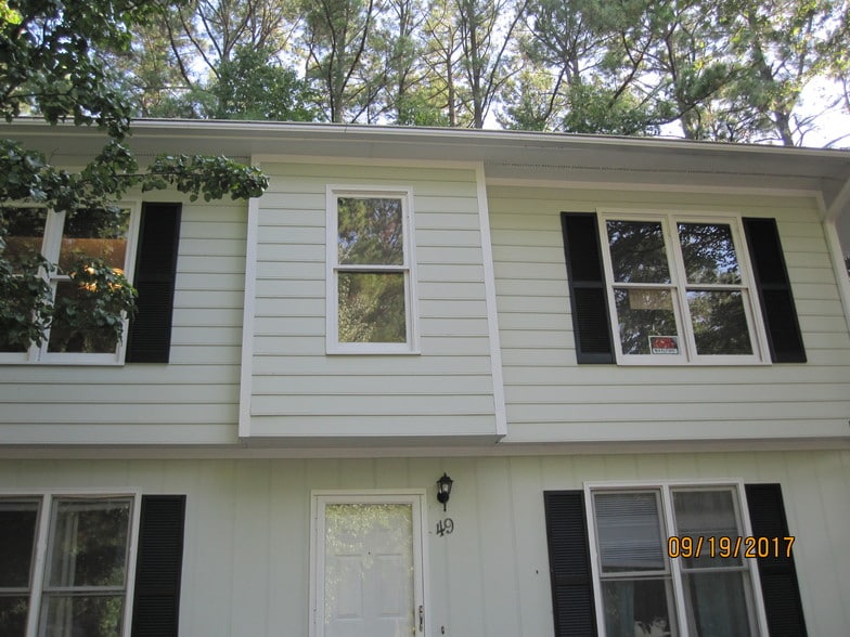 Living & kitchen windows - 121 Westview Dr