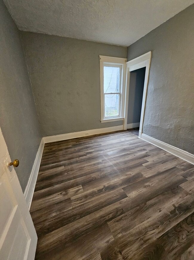 Building Photo - Lower 3 bedroom unit