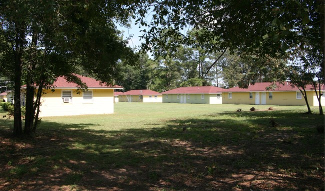 Building Photo - Pine Villa Apartments