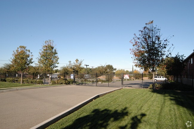 Building Photo - Spanish Oaks