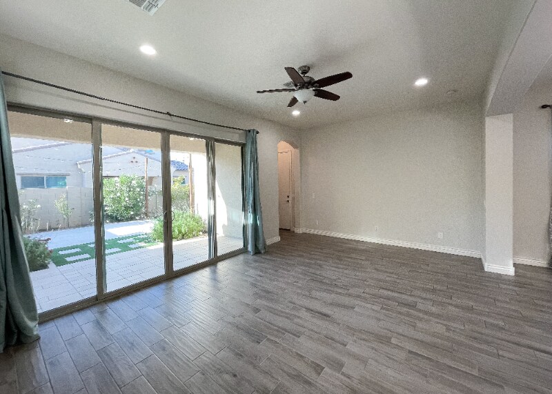 Building Photo - 2902 E Ebony Dr