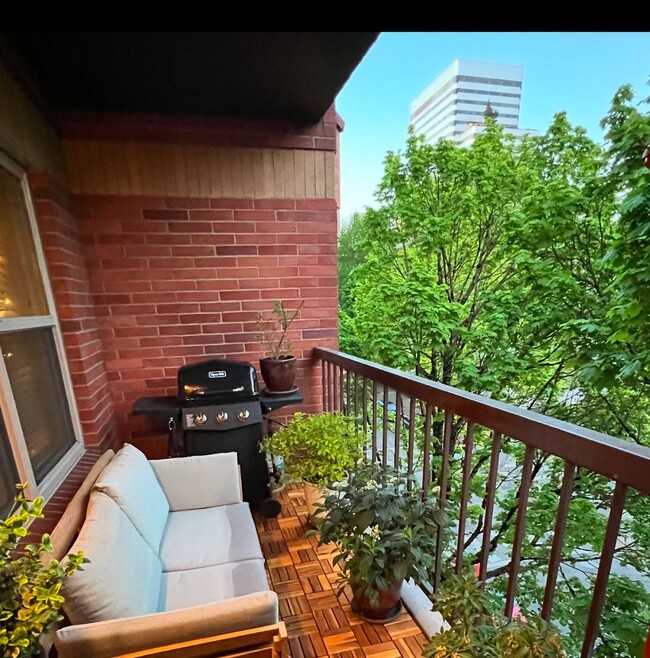 Building Photo - Beautiful Furnished Condo In Portland!!