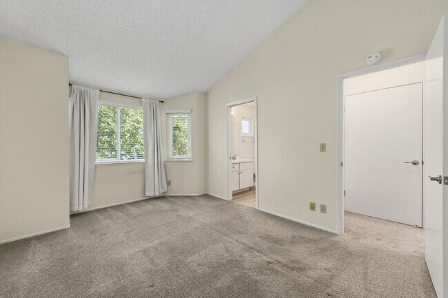 Building Photo - Beautiful 2-Bedroom 2.5Bathroom Mountain View Townhome