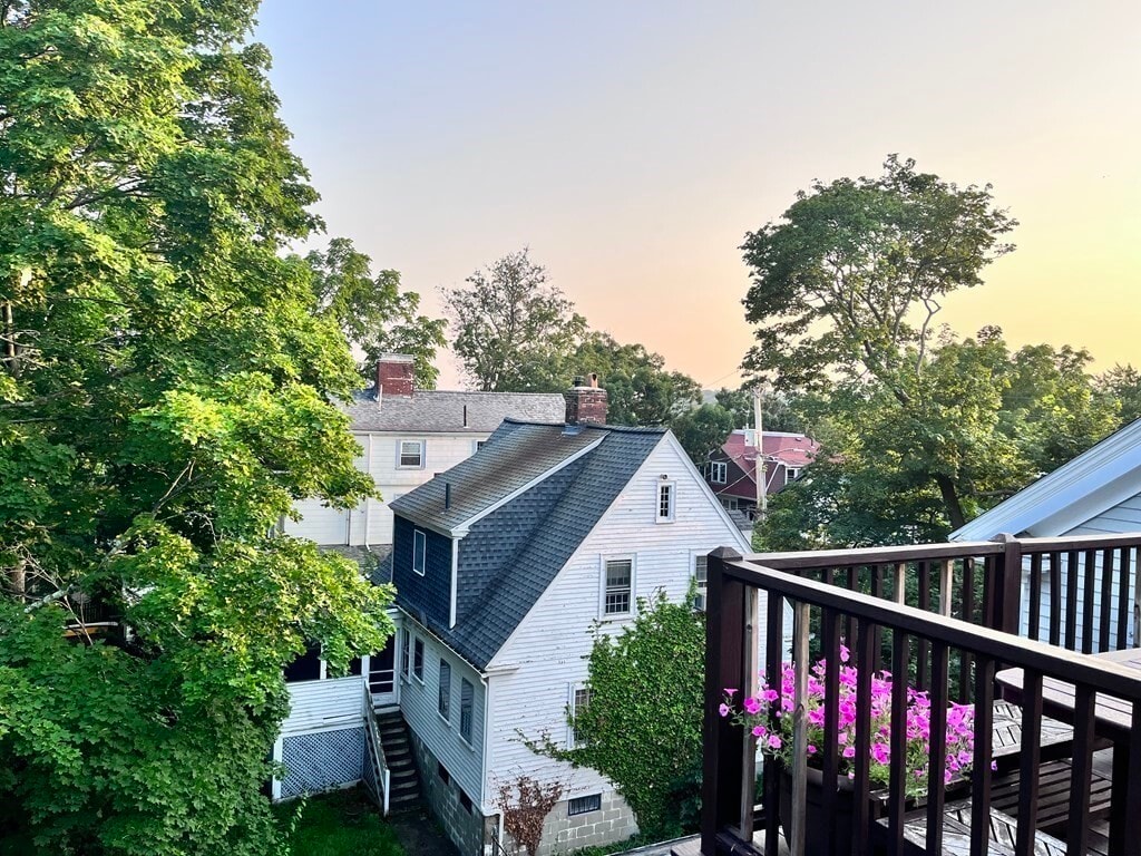 Building Photo - 44 Rockview St