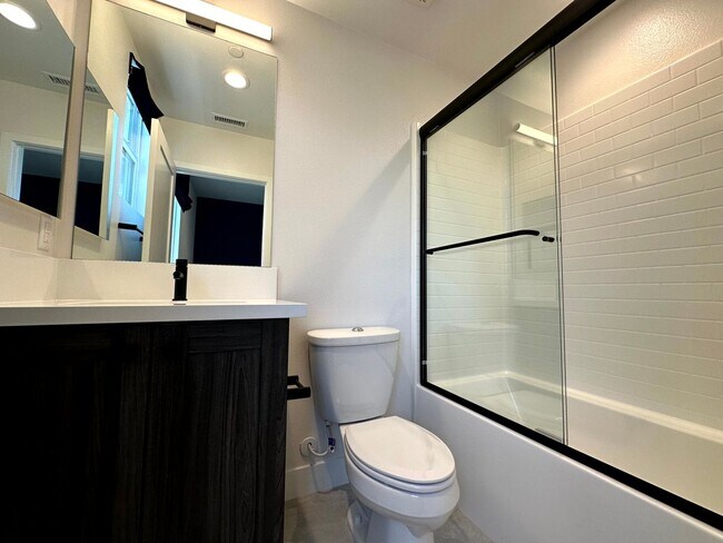 Building Photo - Fantastic 3 Story Townhome - 2 bedrooms - ...