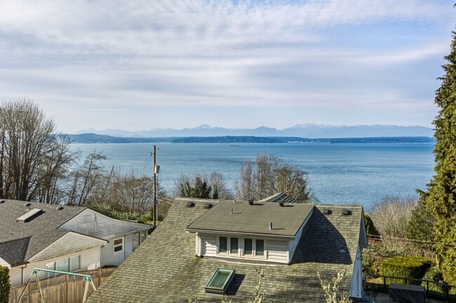 Building Photo - Stunning Sound & Olympic Mountain View Home in North Admiral