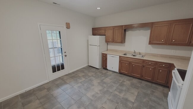 Building Photo - 301 Hickory Pl