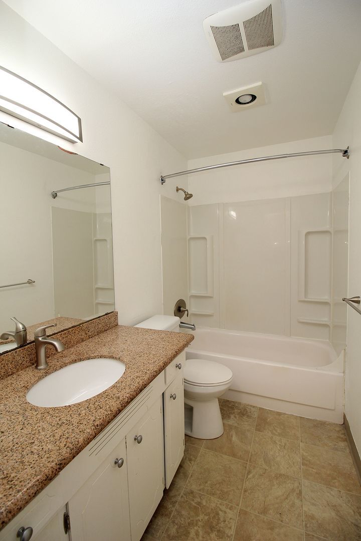Building Photo - 4232-4232 SE Cesar Estrada Chavez Blvd