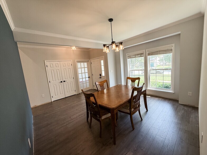 Building Photo - 815 Aztec Dr