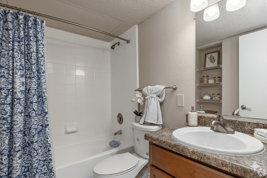 Building Photo - Fountains of Rosemeade