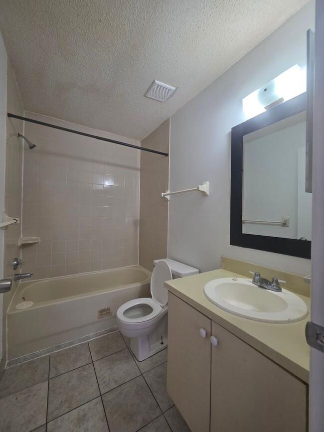 Building Photo - 2 Bedroom 2 Bath Apartment Home ** LIMITED...
