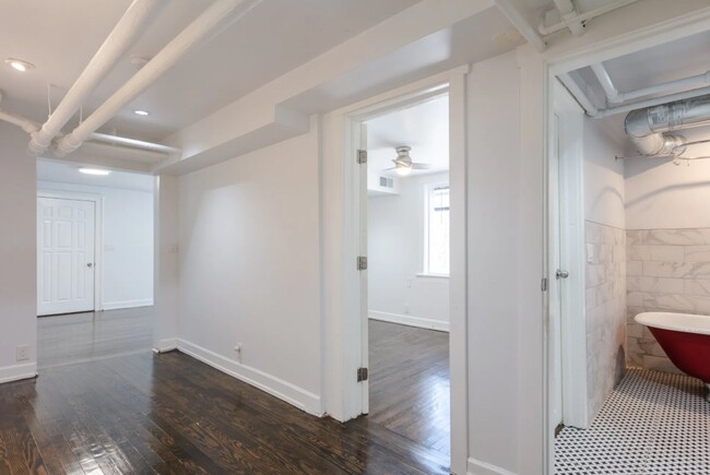 Building Photo - 2031 W Greenleaf Ave
