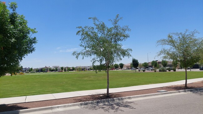 Building Photo - Beautiful 4 bedroom 2.5 bathroom home! READY NOW