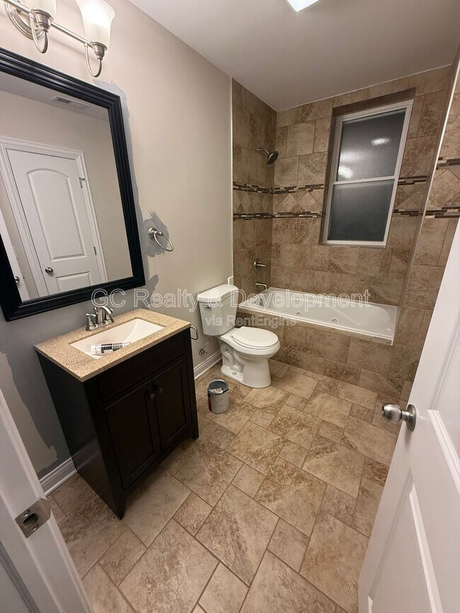 Building Photo - 1727 W Albion Ave