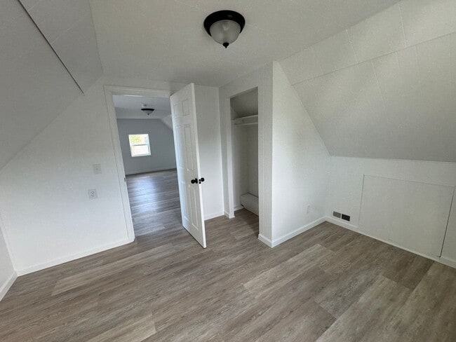 Building Photo - Large Home in Newport!