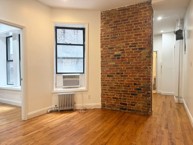 Building Photo - 215 E 4th St