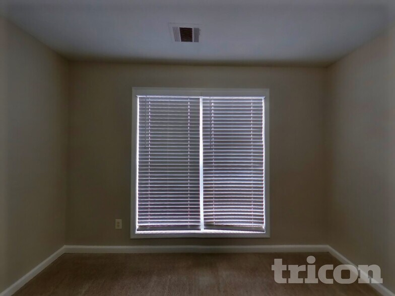 Building Photo - 1194 Eagles Pass