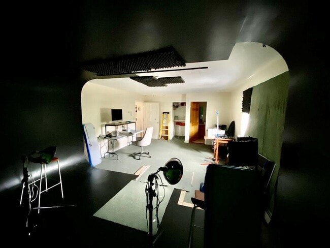 Building Photo - 855 Aquidneck Ave