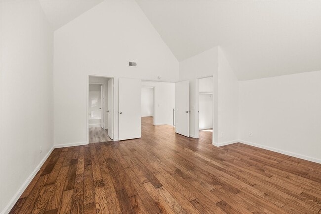 Building Photo - Renovated 2bed x 2.5bath Townhouse with Pr...