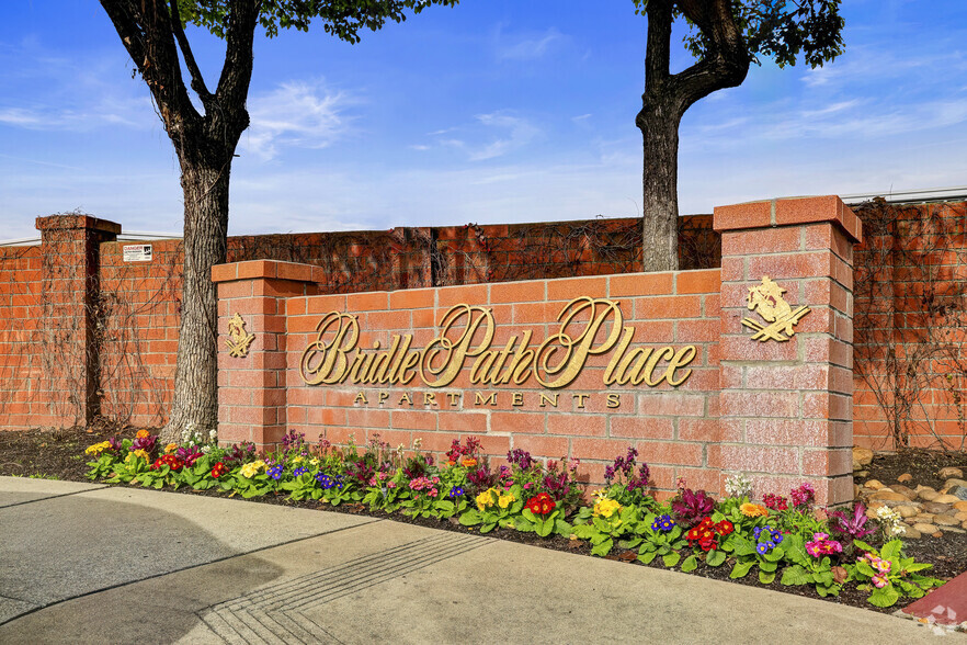 Primary Photo - BRIDLE PATH PLACE APARTMENTS