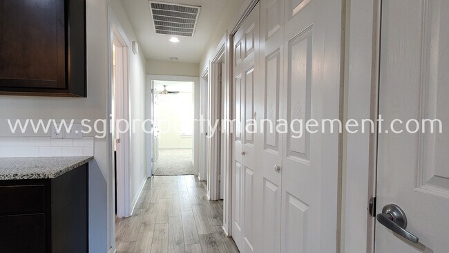 Building Photo - 931 Robineta Ln