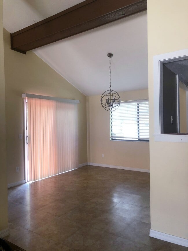 Building Photo - 121 Springwind Way