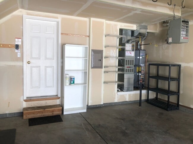 Building Photo - Lovely west Facing 3 Bed, 2 Bath, 2 Car Garage Townhouse!  Available now!