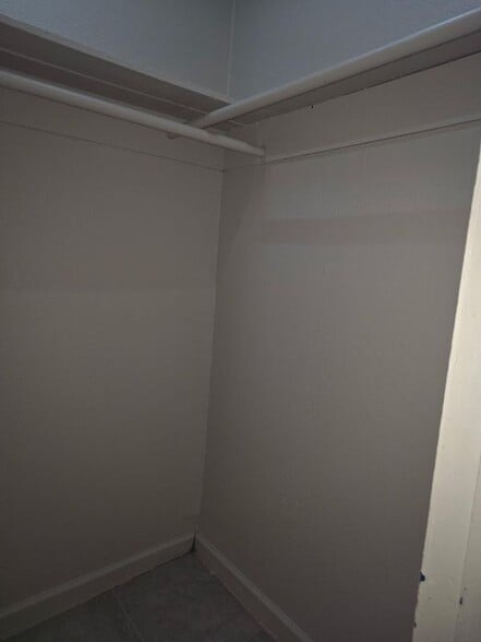 Building Photo - 624 E Roosevelt Ave