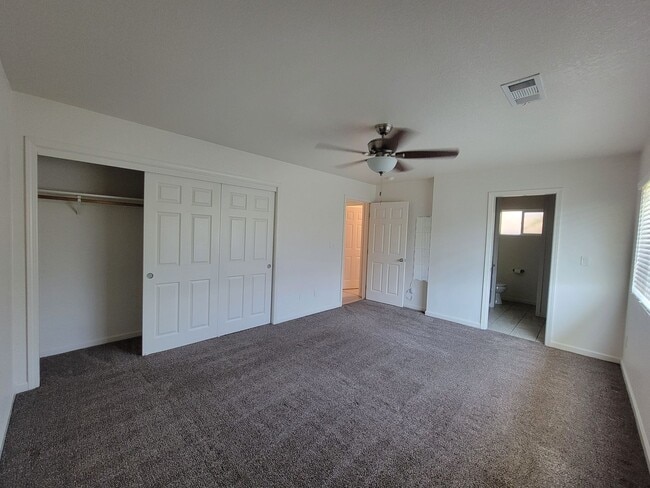 Building Photo - Beautiful 3 Bedroom 2 Bathroom Home in SW Visalia!