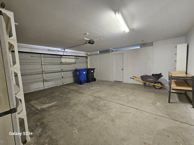 Building Photo - LARGE 3BED/2 BATH IN A COUNTRY CLUB SETTTING