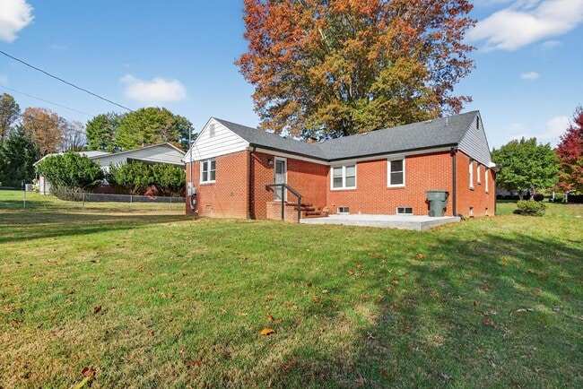 Building Photo - 250 Gillespie Dr NE