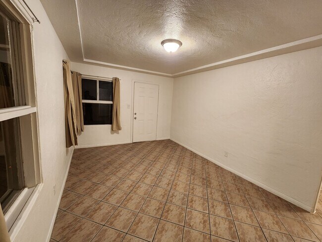 Building Photo - LARGE 1 BEDROOM WITH PRIVATE PATIO